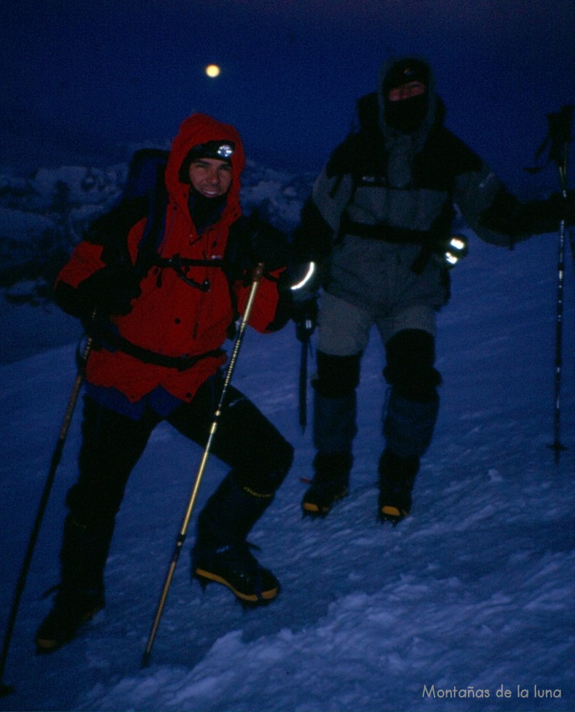 Quique y Joaquín saliendo hacia la cima del Elbrus con la luna llena detrás